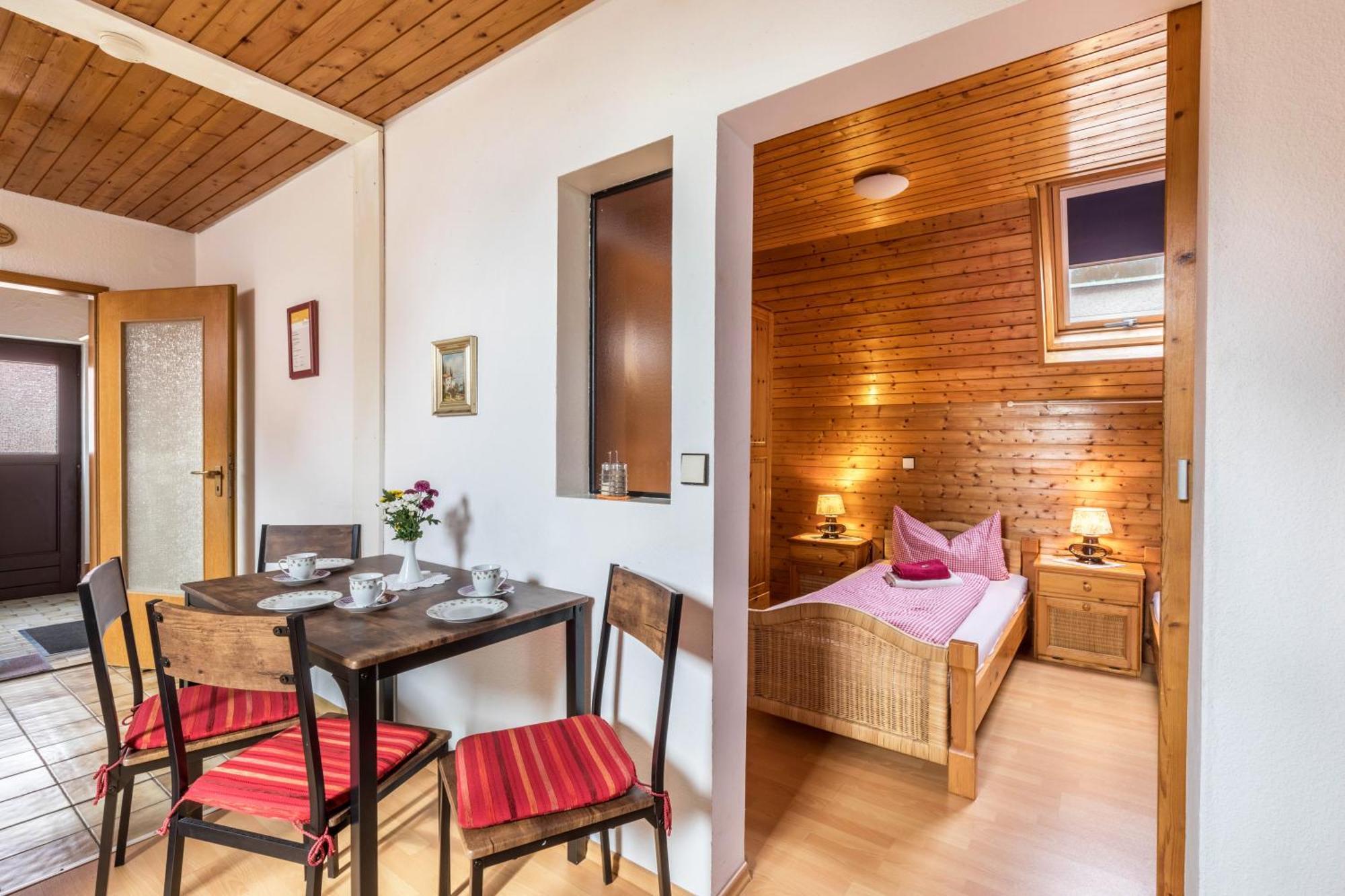Apartmenthaus Ferienwohnungen Sila Вайнштадт Екстер'єр фото
