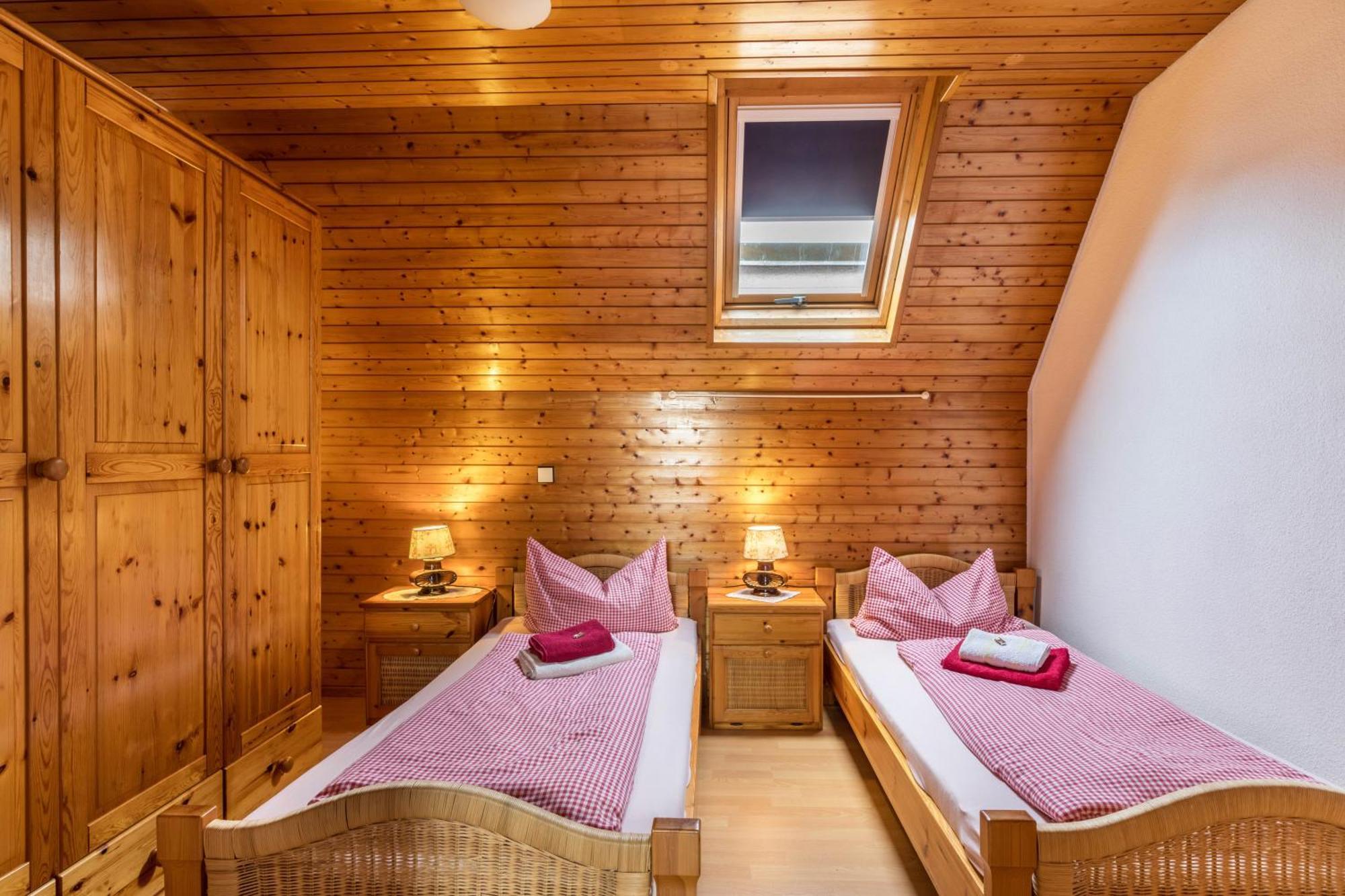 Apartmenthaus Ferienwohnungen Sila Вайнштадт Екстер'єр фото