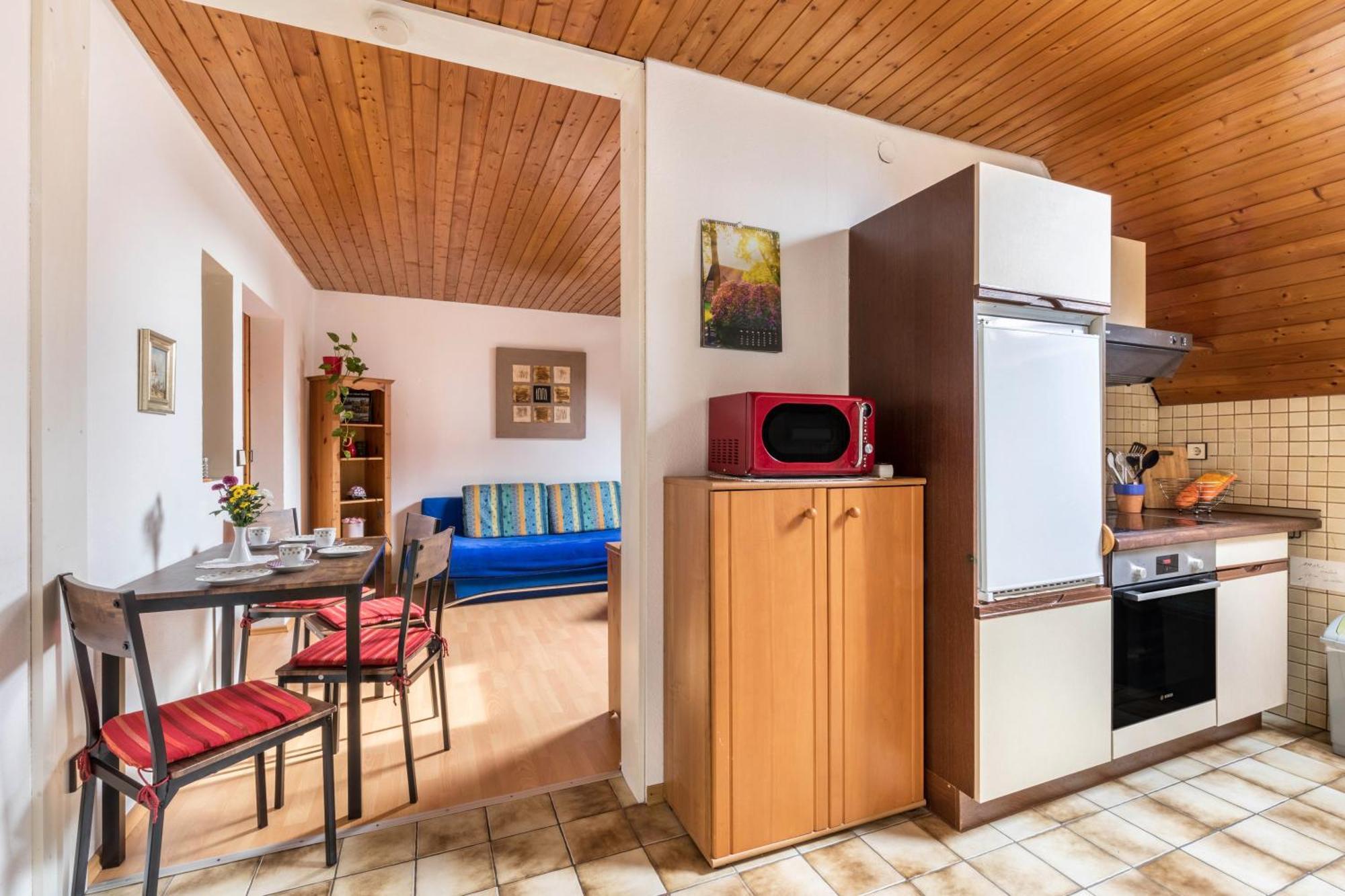 Apartmenthaus Ferienwohnungen Sila Вайнштадт Екстер'єр фото