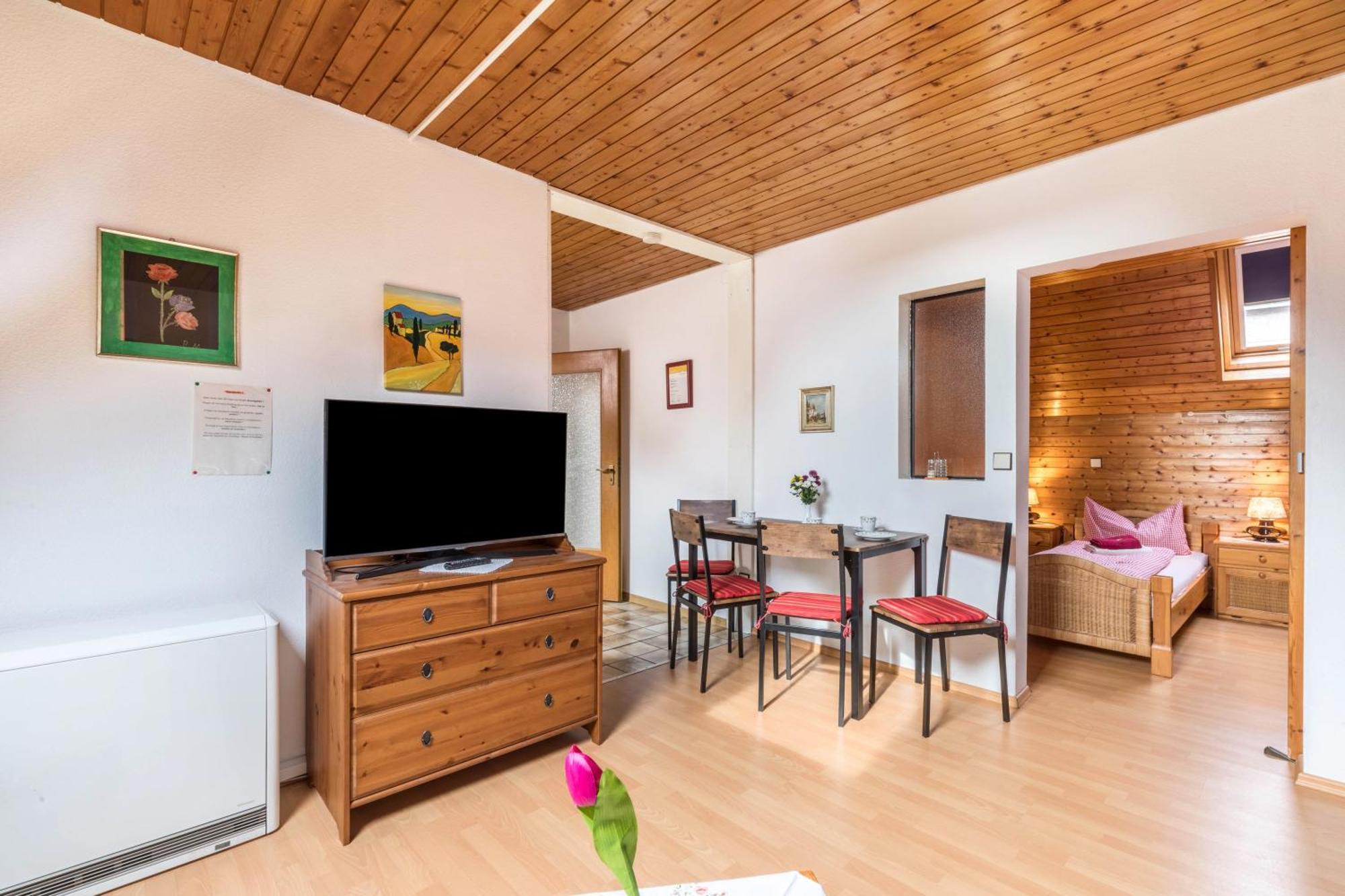 Apartmenthaus Ferienwohnungen Sila Вайнштадт Екстер'єр фото